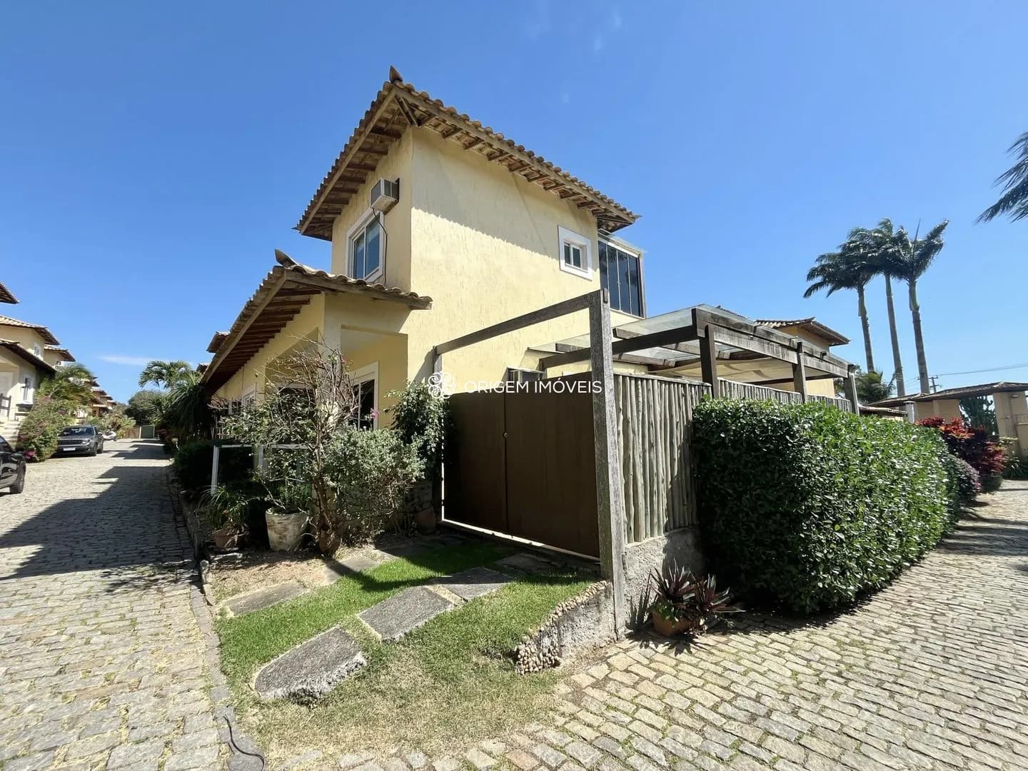 Lateral entrada garagem