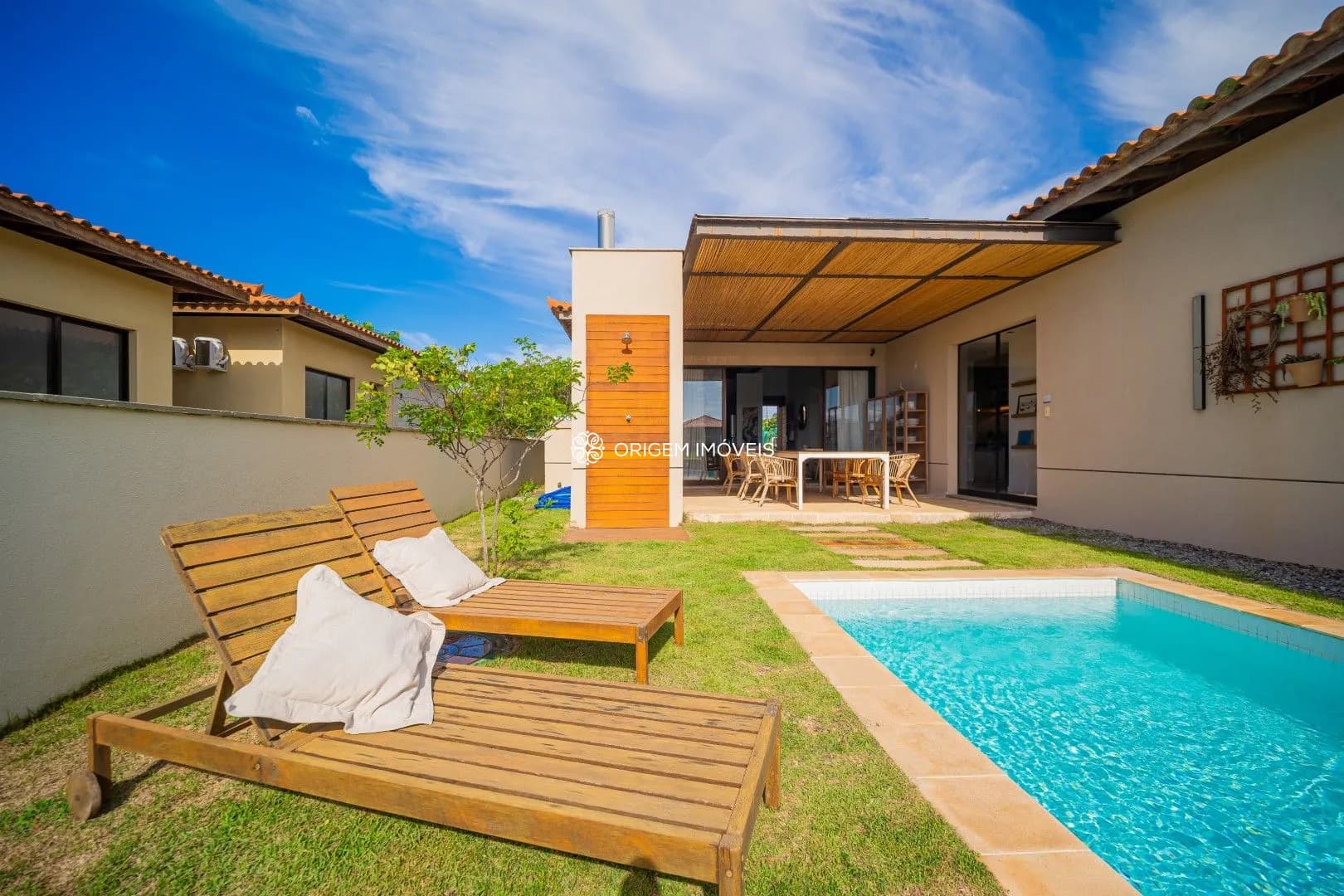Piscina integrada com área gourmet