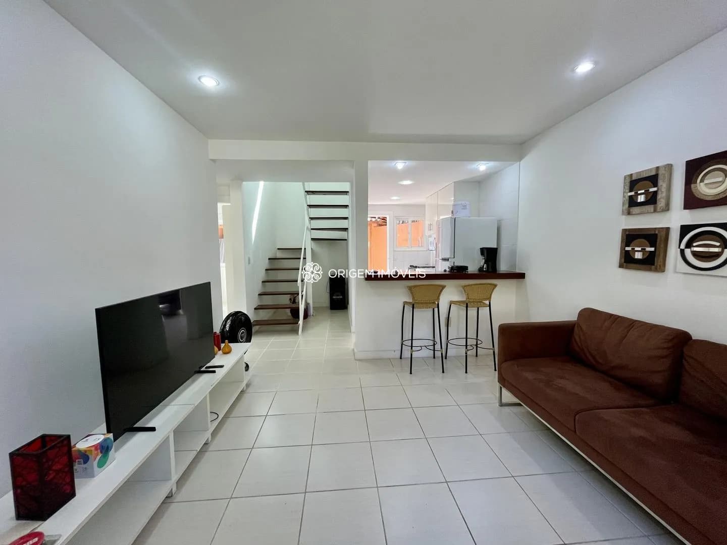 Sala de estar e cozinha americana.