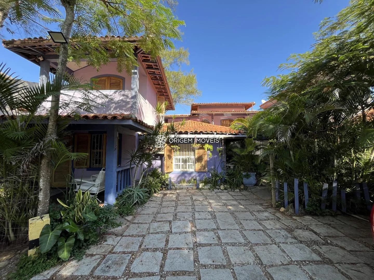 Frente da casa e estacionamento