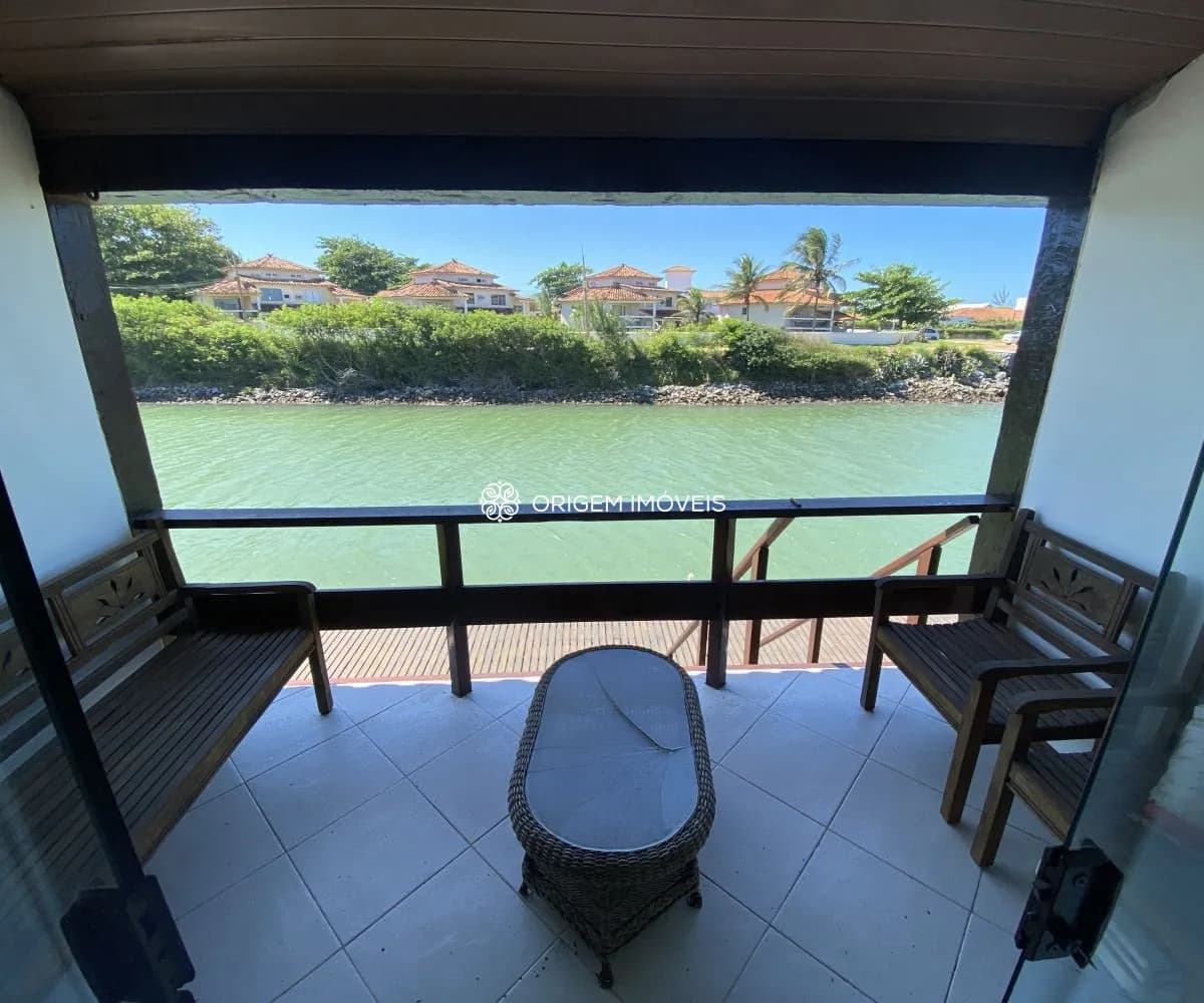 Sala estar com vista para o canal