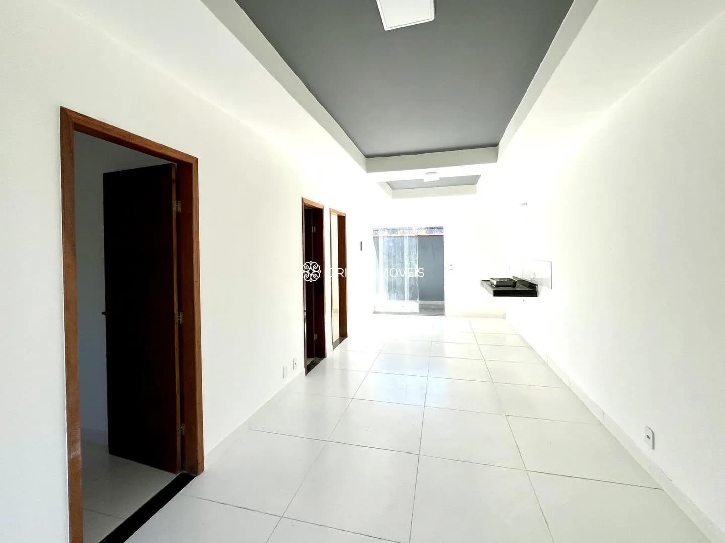 Entrada Frontal, Sala de Estar e Cozinha