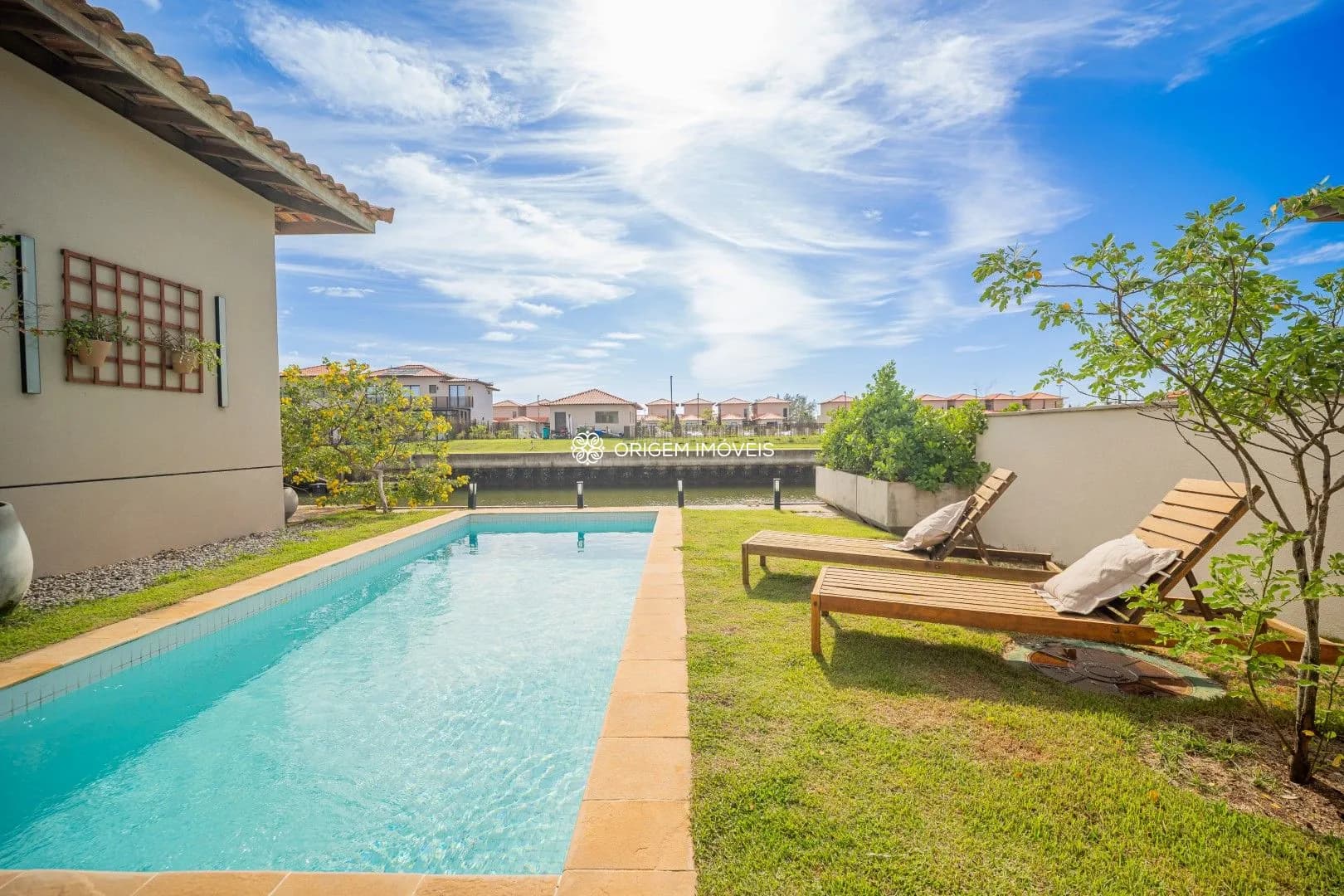 Piscina com deck molhado para embarcações