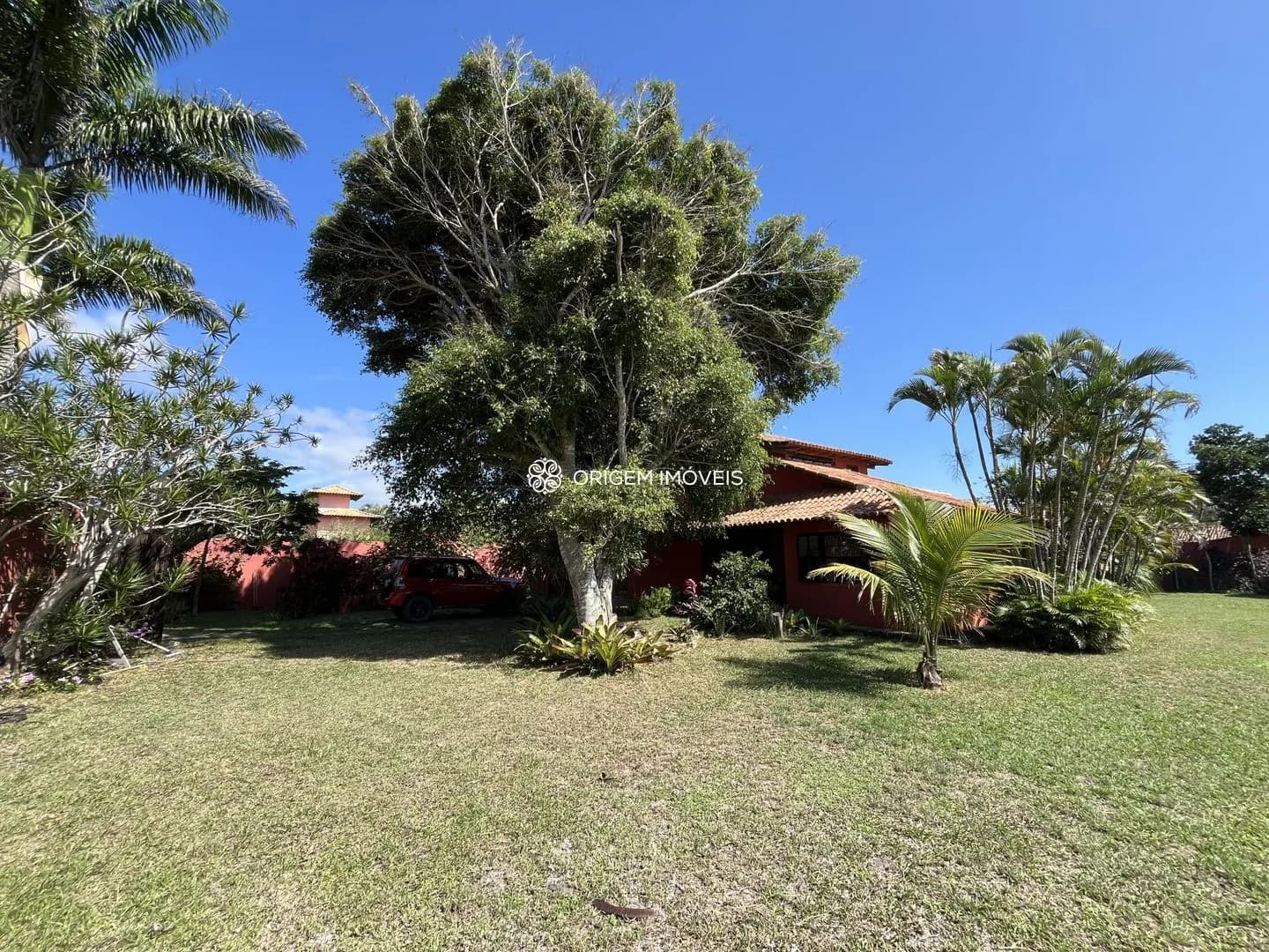 Lateral da casa e jardim
